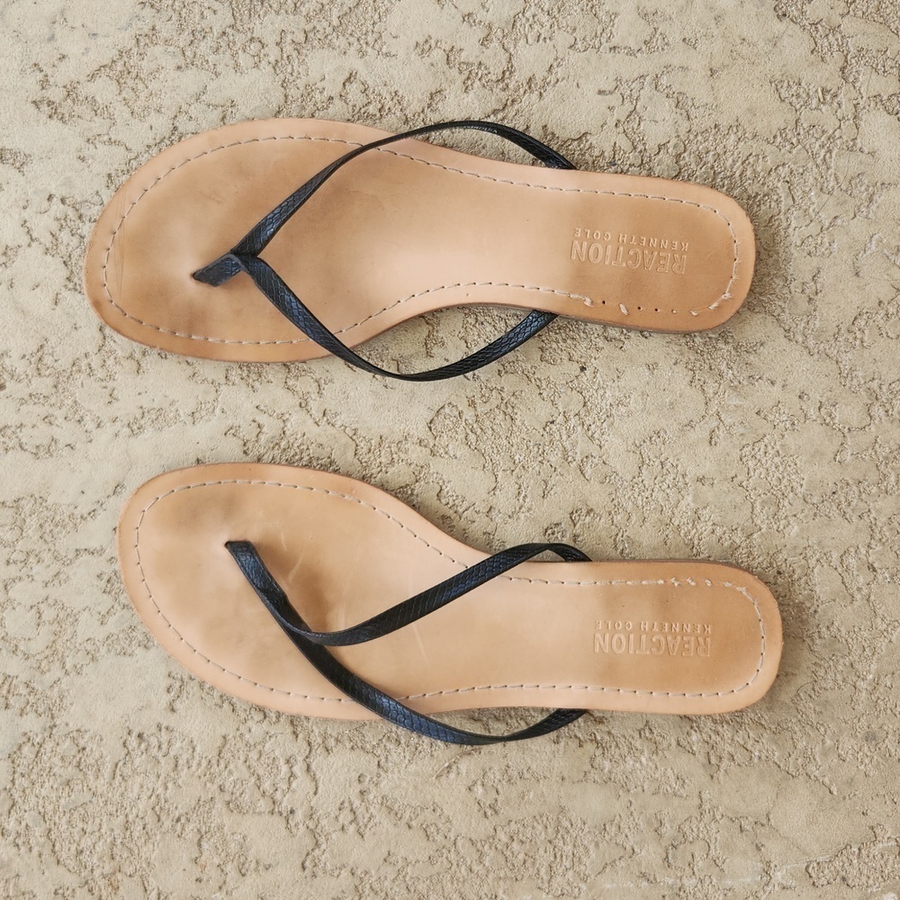 Kenneth Cole Reaction Womens Size 6.5 Flip Flops Black Tan